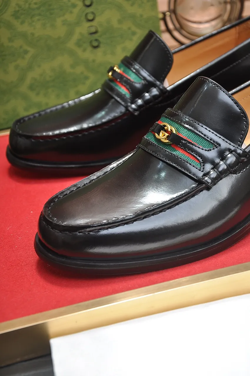 Men's shoes💰580💶Italy's top luxury men's shoe giant (GUCCI) (Gucci) (full cowhide lining) new arrival🍃Original European style🔰 Pleasant to the eye😍In order to make the shoes more durable and non-deformable🌀The production continues to follow traditional methods but there is still no lack of innovation💪Choose original sheepskin for the leather♻️ Smooth and natural And extra bright ⭐Made of imported cowhide, the first choice of rich people 38-45 (45 customized)
